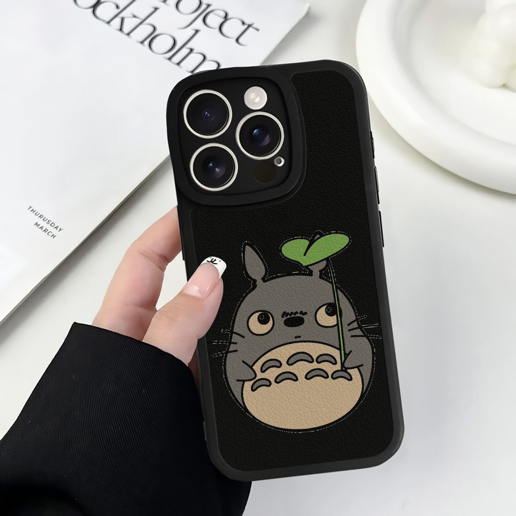 （画像用） となりのトトロ 草壁メイ 草壁サツキ My Neighbor Totoro Satsuki Kusakabe Mei Kusakabe 【iPhone 16シリーズ対応】シリコンスマホケース（レザー調） 材質：シリコン
